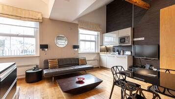 Triple Split Level Studio | In-room safe, desk, soundproofing, iron/ironing board