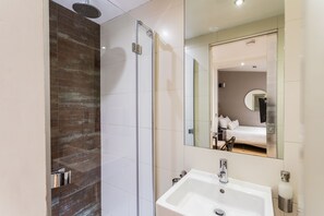 Lower Ground Floor Studio | Bathroom | Shower, free toiletries, hair dryer, towels - Space Apart Hotel (London)