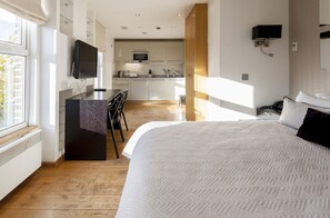 Standard Double Studio | 客房內保險箱、書桌、隔音、熨斗/熨衣板