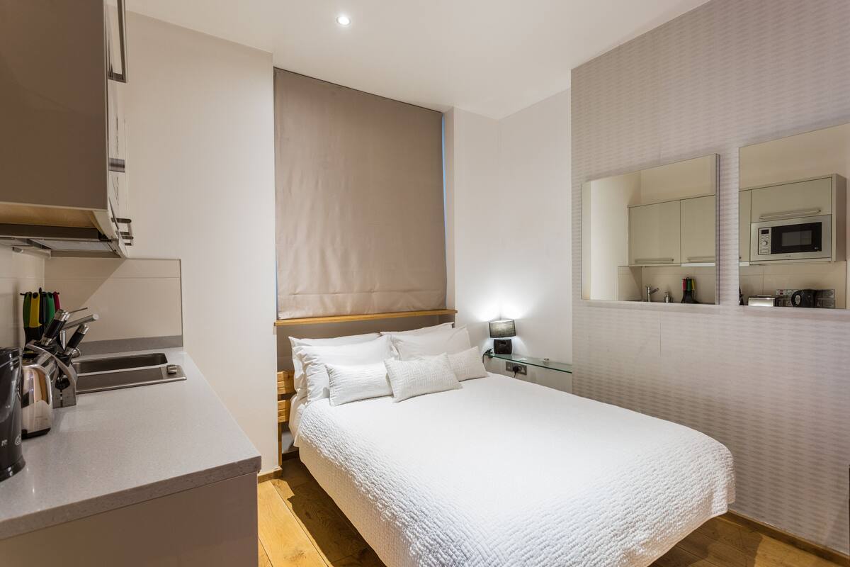 Lower Ground Floor Studio | In-room safe, desk, soundproofing, iron/ironing board
