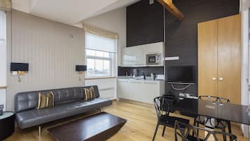 Triple Studio | Private kitchen | Coffee/tea maker, full-size fridge, microwave, oven
