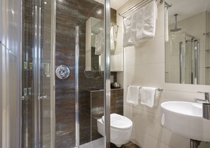 Double Studio | Bathroom | Shower, free toiletries, hair dryer, towels - Space Apart Hotel (London)