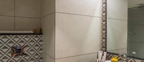 Une salle de bain moderne équipée de toilettes, d’un lavabo et d’un miroir.