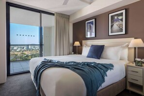 Apartment, 2 Bedrooms, River View (No Housekeeping) | Desk, laptop workspace, iron/ironing board, cribs/infant beds - Oaks Brisbane River City Suites (Brisbane)