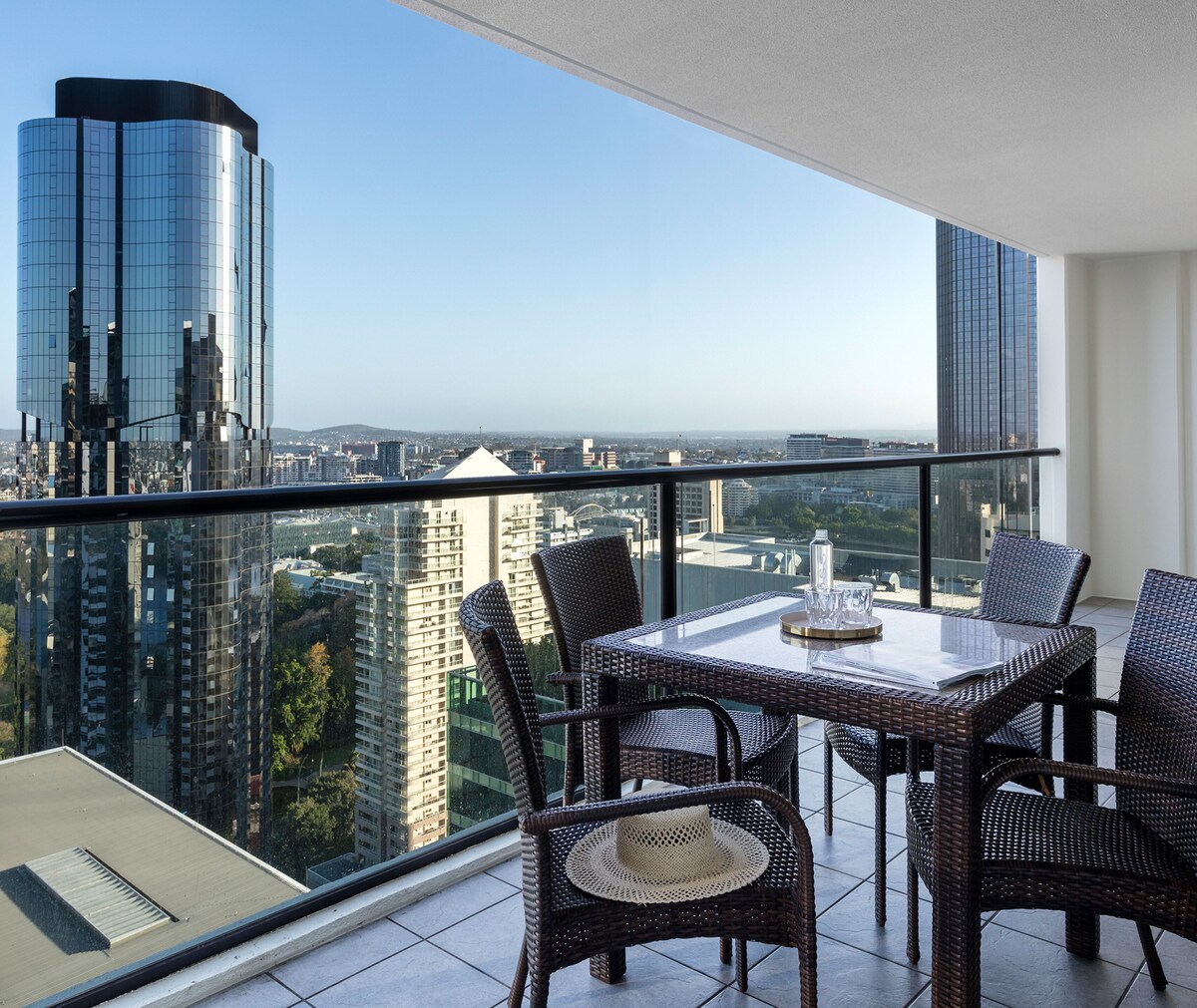 Oaks Brisbane River City Suites