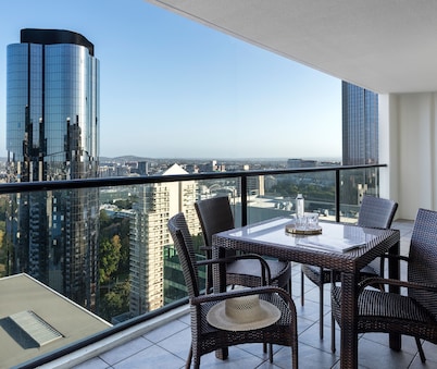 Oaks Brisbane River City Suites