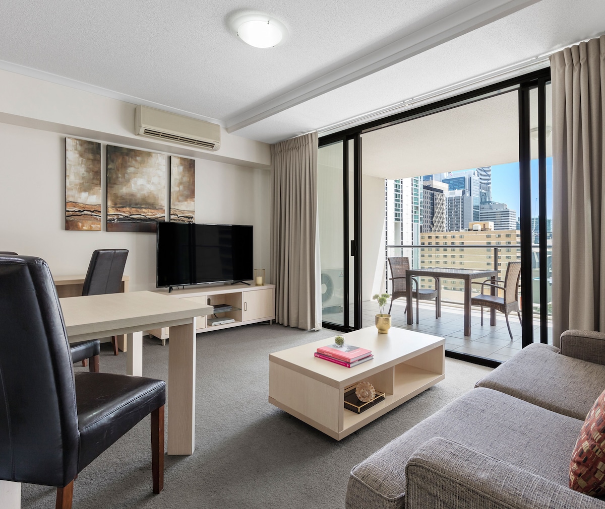 Oaks Brisbane River City Suites