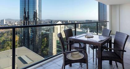 Oaks Brisbane River City Suites