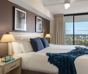 Desk, laptop workspace, iron/ironing board, cots/infant beds - Oaks Brisbane River City Suites (Brisbane)