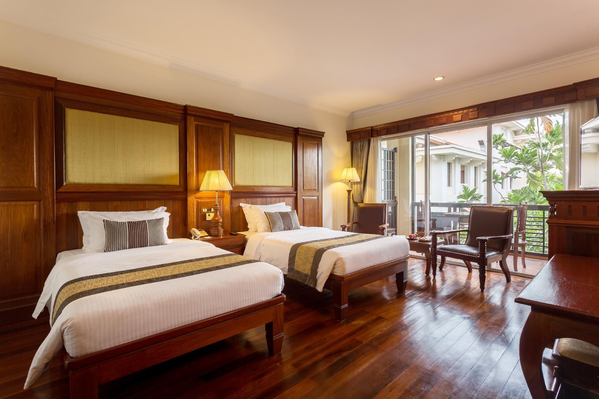 高档床上用品、迷你吧、客房内保险箱、特色装修