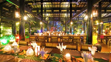 2 restaurants, breakfast, lunch, dinner served; international cuisine