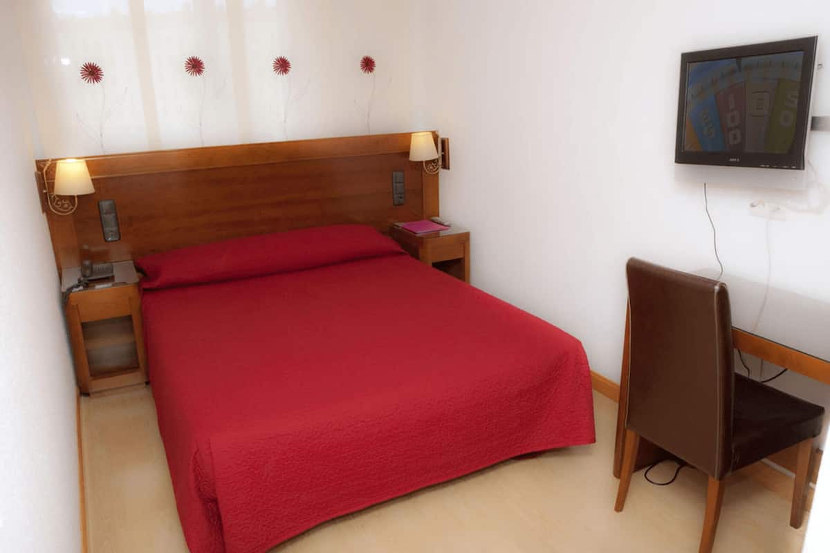 Habitacion doble pequeña de matrimonio. | 1 bedroom, desk, free WiFi, bed sheets