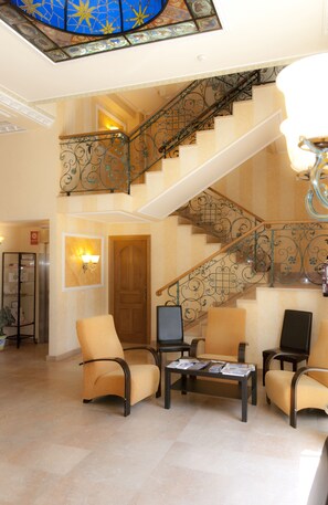 Lobby sitting area - Hotel Abadía Camino Santiago (Burgos)