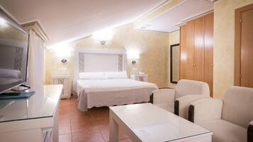 Una habitación de hotel con cama, televisión, escritorio, silla y armario.