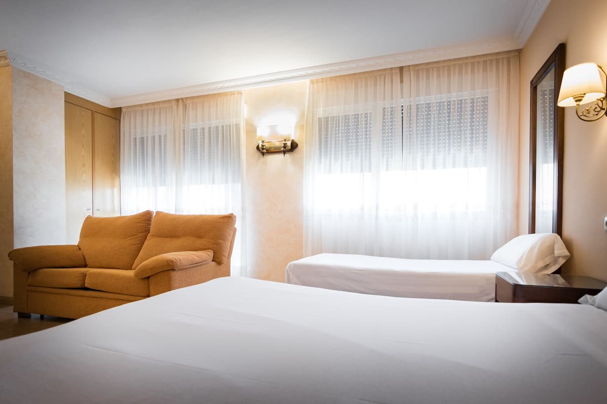 superior triple room | 1 bedroom, desk, free wifi, bed sheets