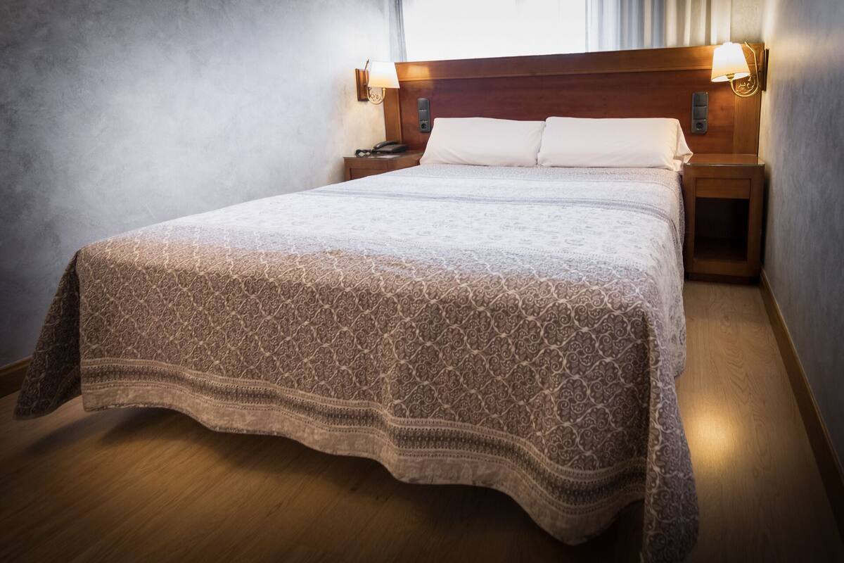 Escritorio, wifi gratis, ropa de cama