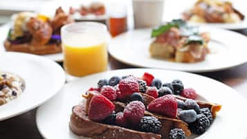 Tägliches Frühstücksbuffet gegen Gebühr