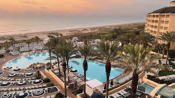 Innendørsbasseng, 2 utendørsbassenger og bassengtelt (mot betaling)