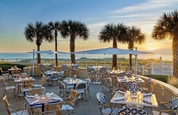 9 restaurants; breakfast, lunch, and dinner served