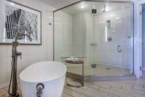 Suite ejecutiva, vista al océano (Pool View) | Regadera en el baño