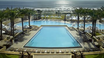 Innendørsbasseng, 2 utendørsbassenger og bassengtelt (mot betaling)