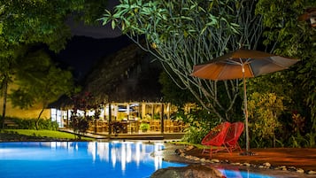 2 albercas al aire libre y sombrillas en la alberca