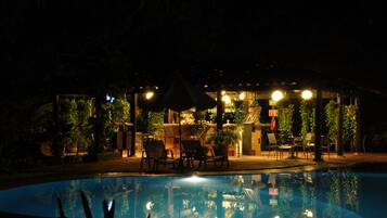 2 albercas al aire libre y sombrillas en la alberca