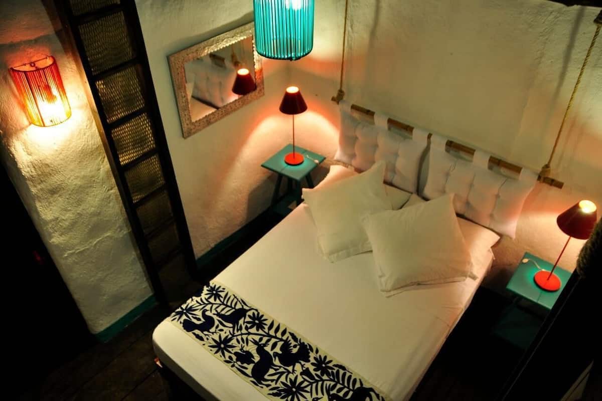 1 bedroom, bed sheets