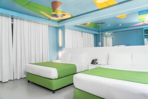 Deluxe kamer | Een kluis op de kamer, een bureau, een laptopwerkplek