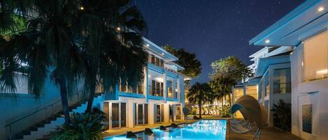 Piscina externa, funciona das 8h às 21h, guarda-sóis, espreguiçadeiras