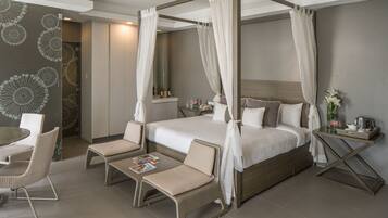 Executive Suite | In-room safe, desk, laptop workspace, blackout drapes