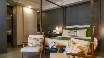 Executive Suite | Bathroom | Shower, free toiletries, hair dryer, bathrobes