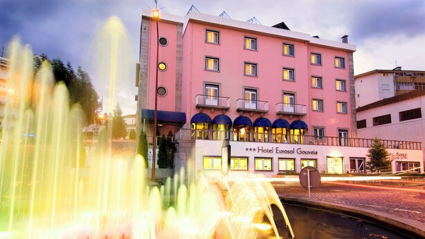 Een hotel met meerdere balkons en een bord waarop staat: Hotel Erosol Gouveia.