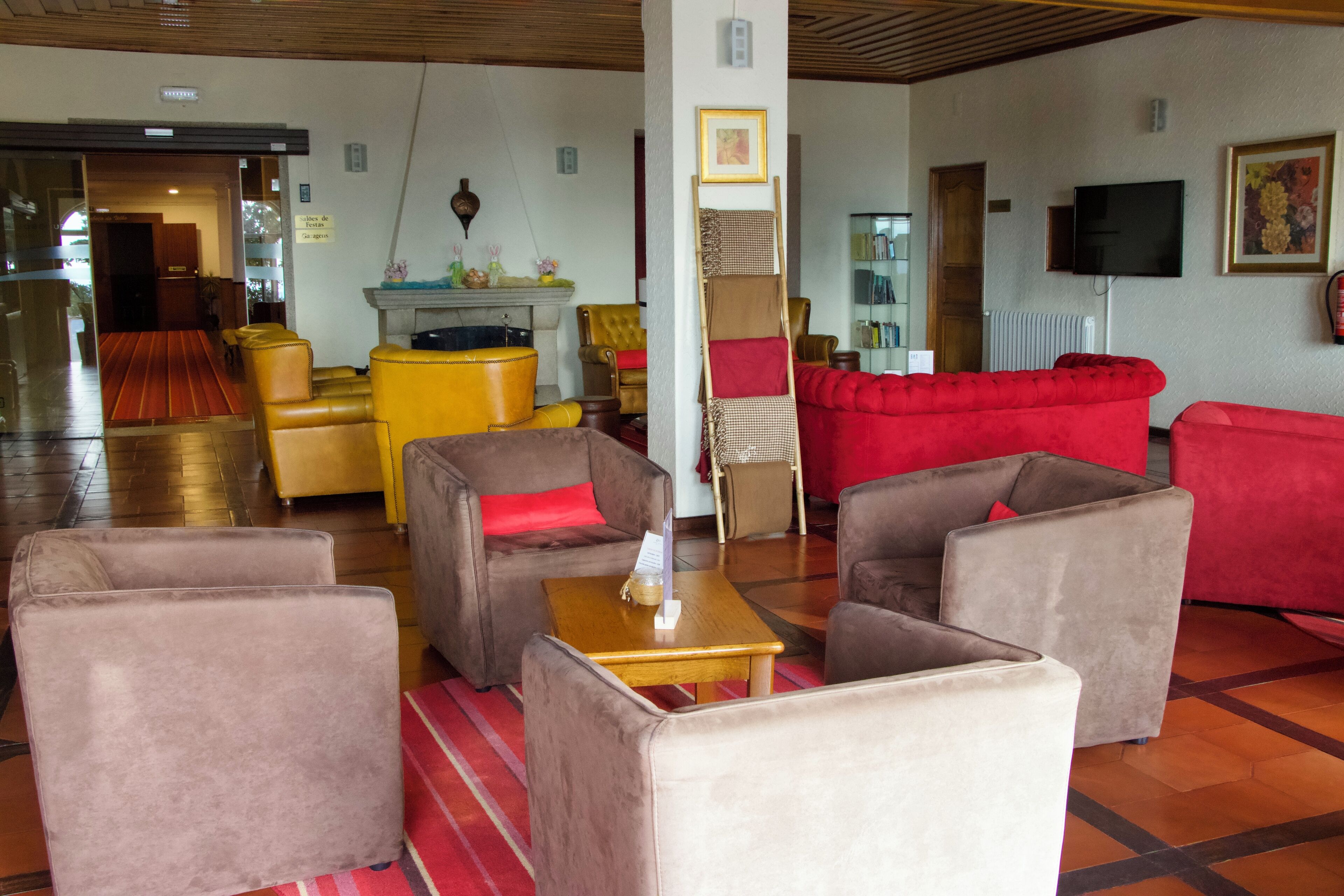 32-inch LCD TV with satellite channels, TV