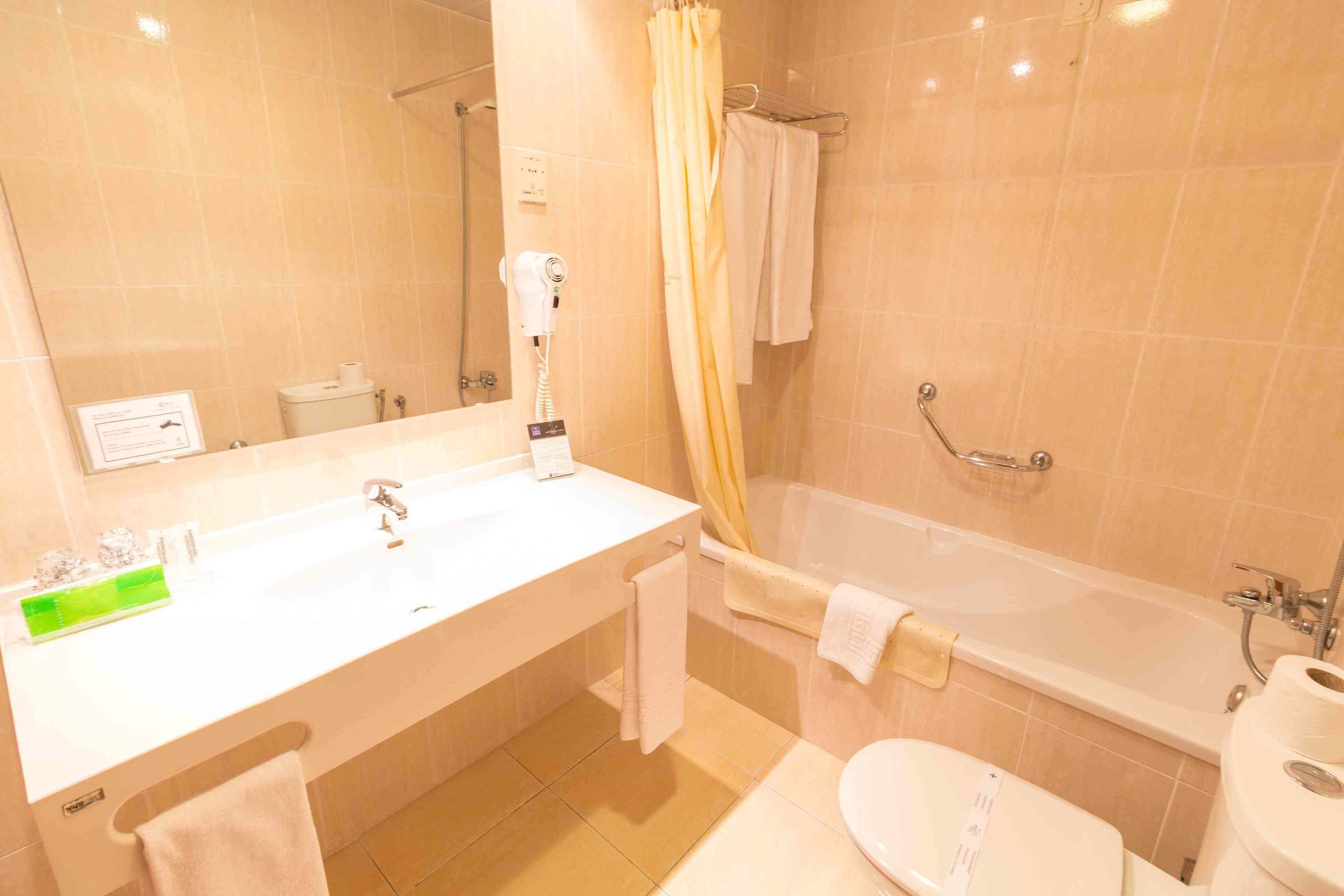 single room | bathroom | bathtub, free toiletries, hair dryer, bidet