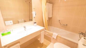 Single Room | Bathroom | Bathtub, free toiletries, hair dryer, bidet