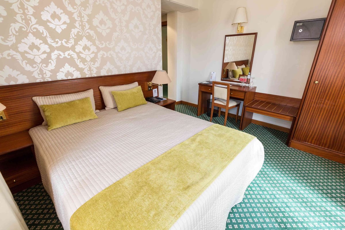 in-room safe, desk, free wifi, bed sheets