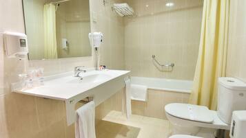 Tina, amenidades de baño gratuitas, secadora de cabello, bidet