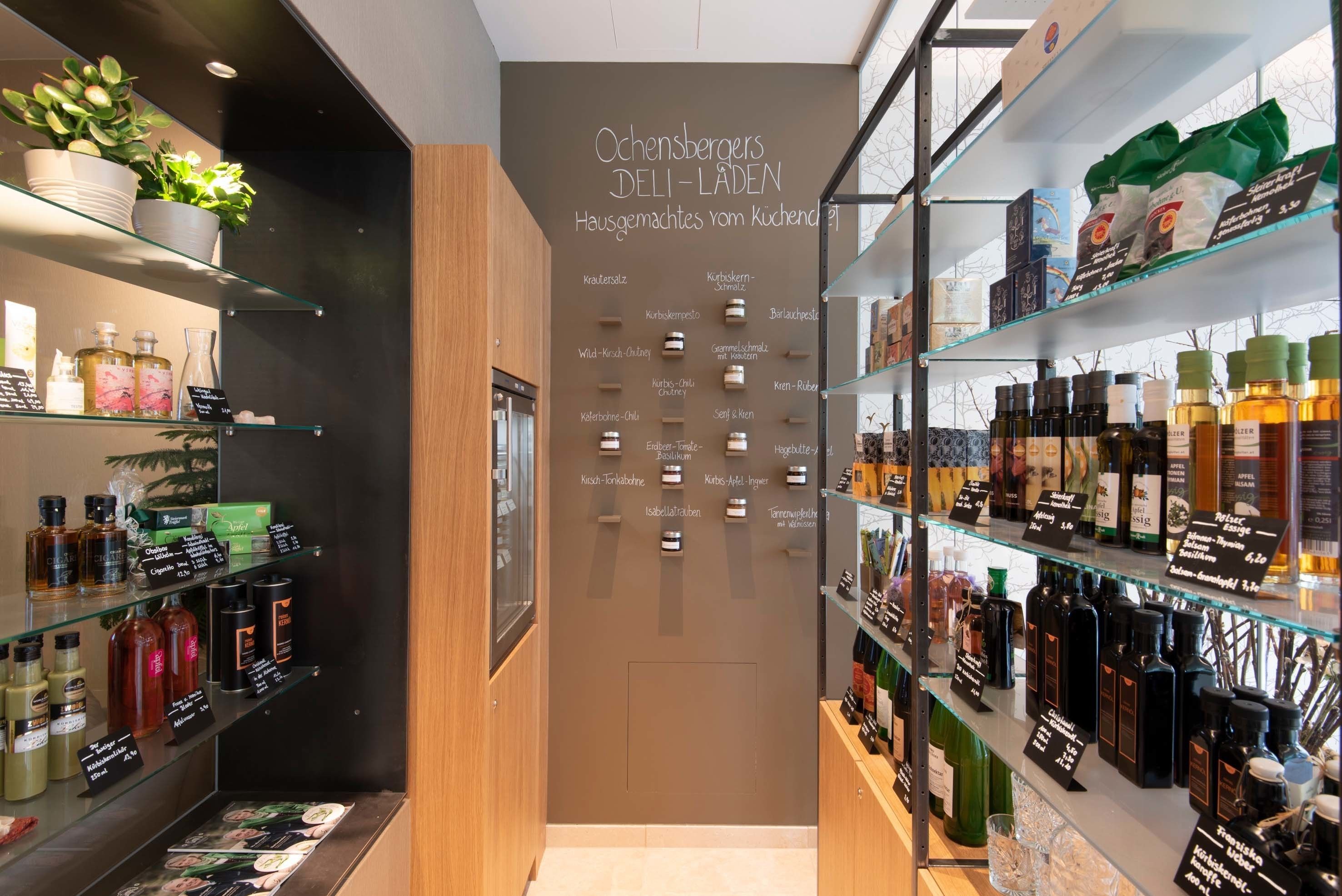 Un espace de vente moderne avec des étagères en verre où sont exposés divers produits.
