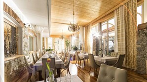 ランチ、ディナーに営業