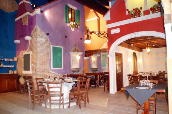 Lunch and dinner served, Italian cuisine