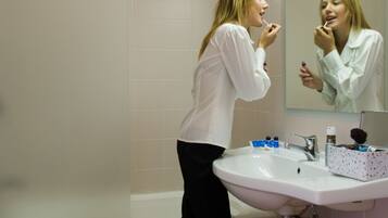 Combined shower/tub, free toiletries, hair dryer, bidet