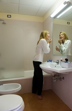 Combined shower/tub, free toiletries, hair dryer, bidet - Autohotel Venezia (Mirano)