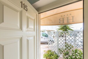 Double Room, Annex Building | Hypo-allergenic bedding, minibar, in-room safe, desk