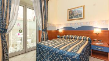 Junior-Doppelzimmer, 1 Doppelbett | Allergikerbettwaren, Minibar, Zimmersafe, Schreibtisch