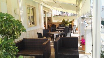 Der serveres morgenmad og aftensmad