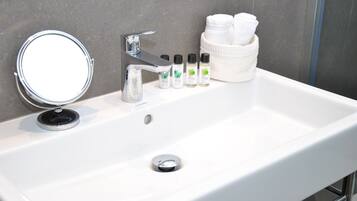 Habitación panorámica, Terraza, vista al mar | Amenidades de baño | Toallas