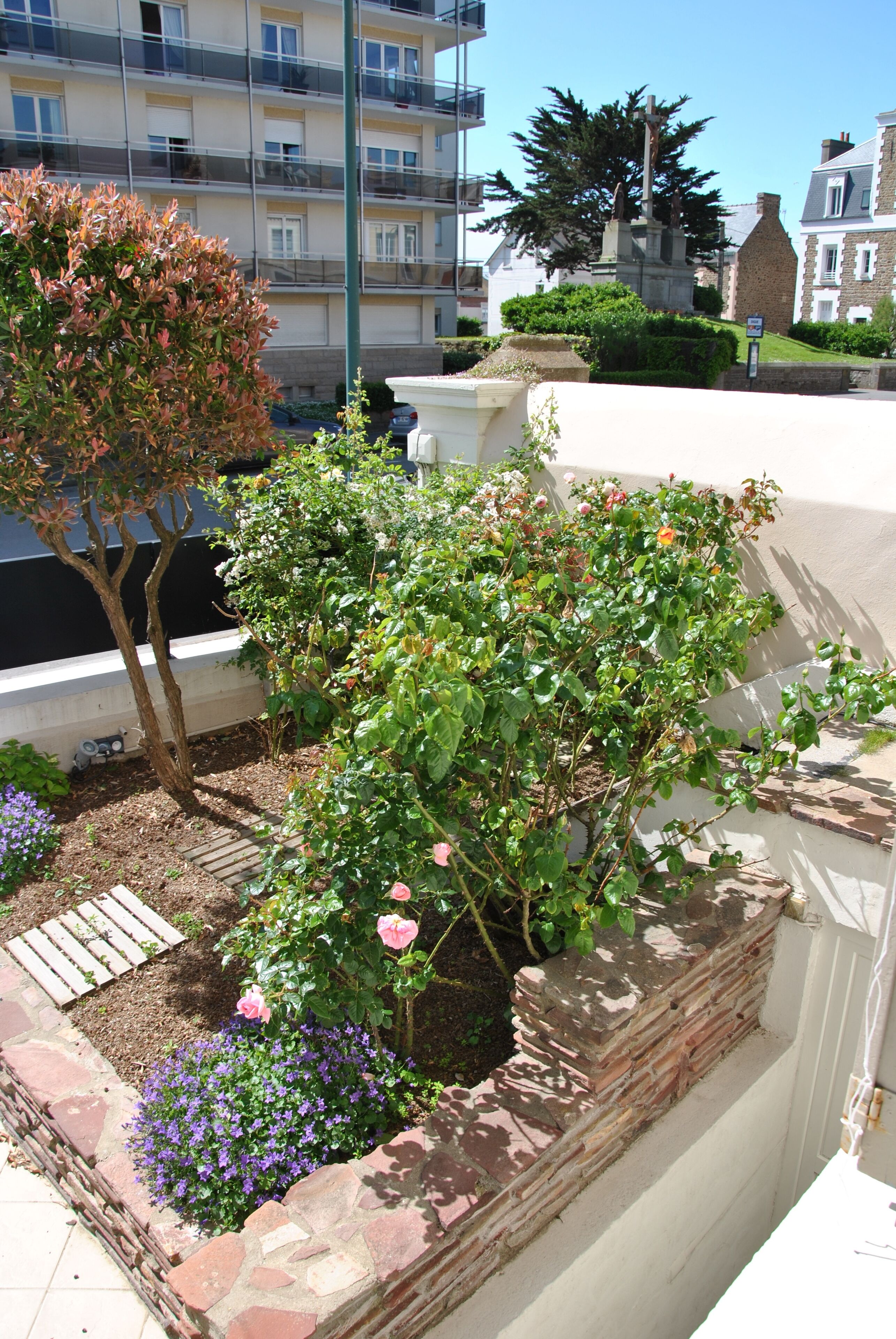 standard double or twin room, city view | garden view