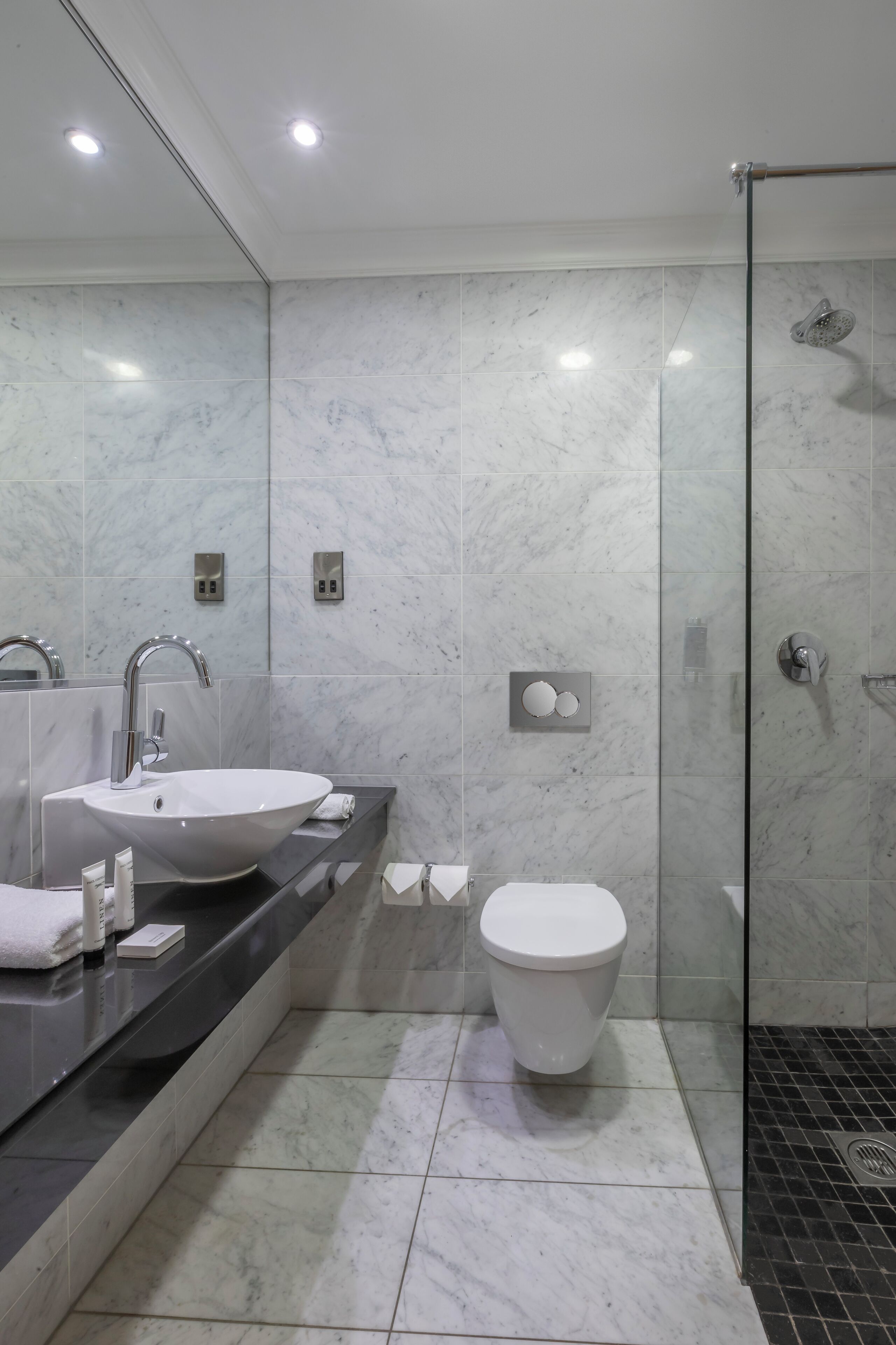 standard room, 2 single beds | bathroom | combined shower/bathtub, hair dryer, towels