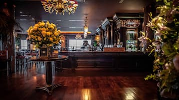 Gastropub, ocean views, open daily